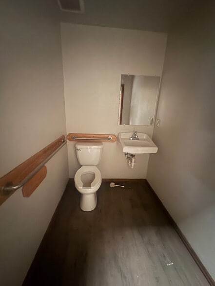 More Photos Of 410 S Eagle Ln, Oklahoma City Manufacturing For Lease