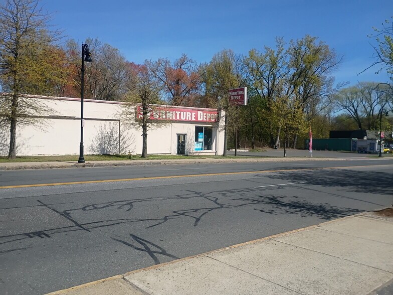 More Photos Of 1566 State St, Springfield Showroom For Lease