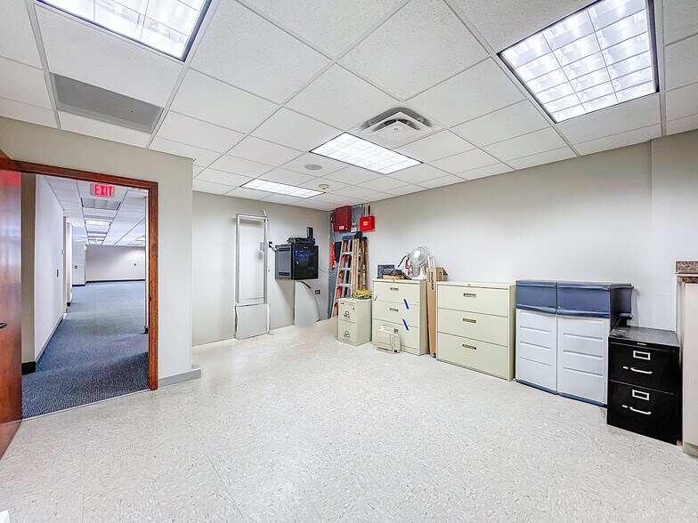 More Photos Of 5421 N 59th St, Tampa Office For Sale