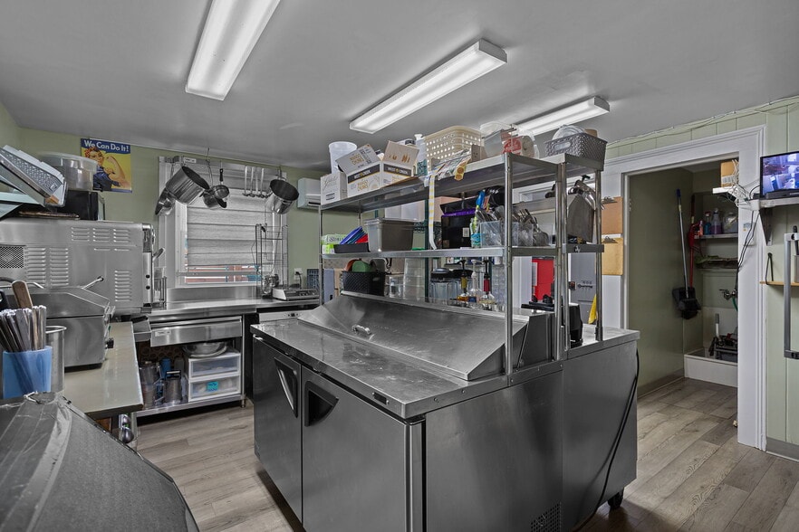 More Photos Of 318 N Main St, Bridgewater Freestanding For Sale