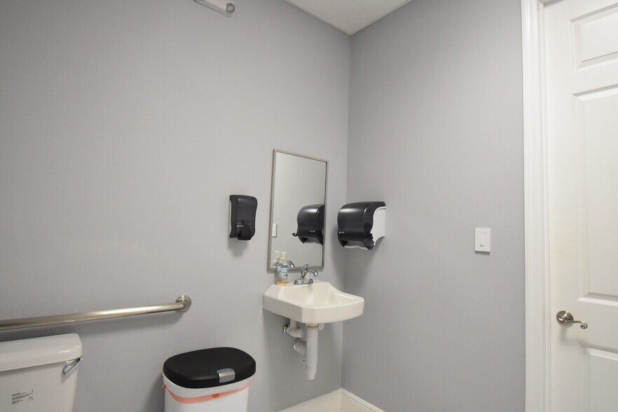 More Photos Of 1377 Providence Rd, Brandon Medical For Lease