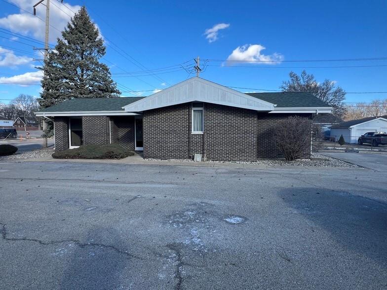 More Photos Of 1012 W Fairchild St, Danville Office For Sale