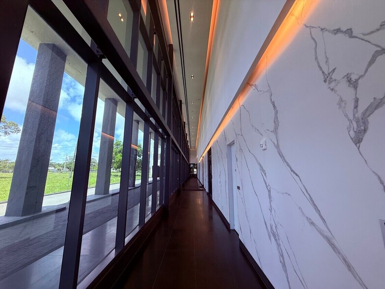 More Photos Of 19790 W Dixie Hwy, Aventura Office For Sale