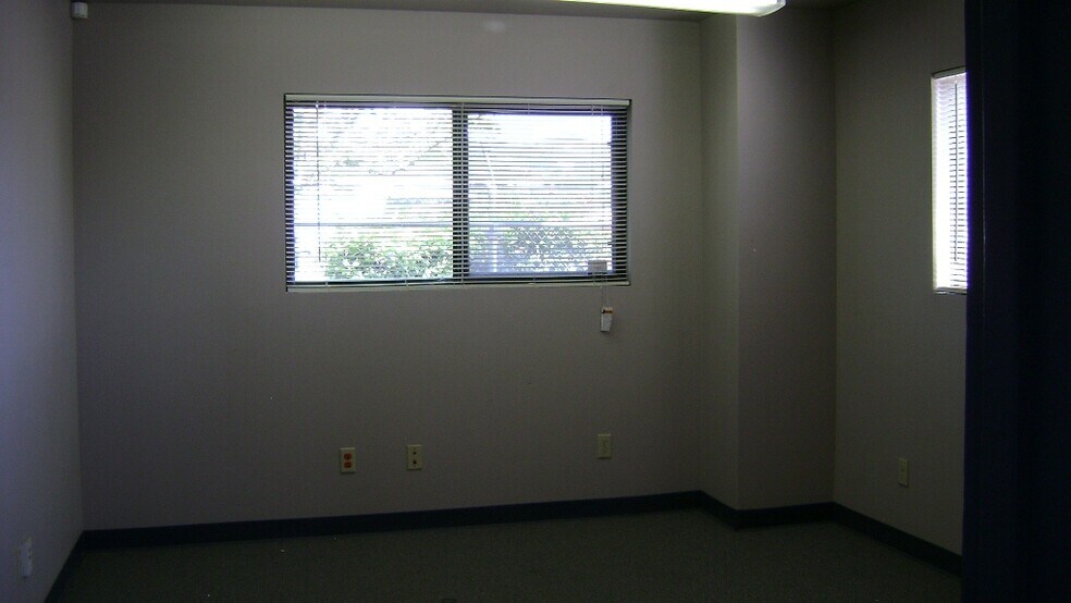 More Photos Of 325 E Happy Valley Rd, Roseburg Industrial For Sale