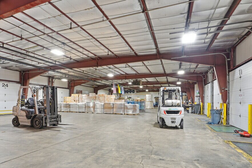 More Photos Of 8201 NE Hickory St, Minneapolis Truck Terminal For Sale