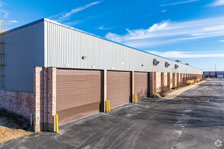 More Photos Of 1645 Downs Dr, West Chicago Distribution For Lease