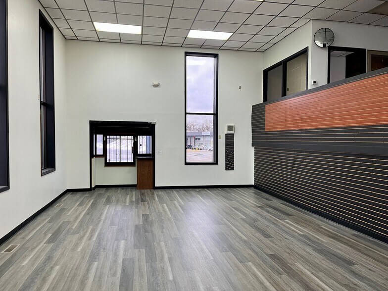 More Photos Of 1212 Towanda Ave, Bloomington Storefront Retail Office For Lease