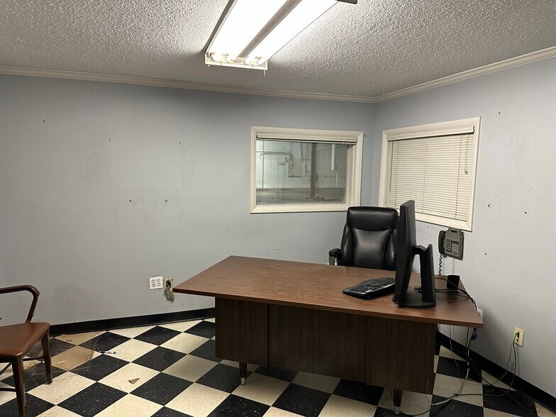 More Photos Of 2425 Burnside St, Knoxville Distribution For Sale