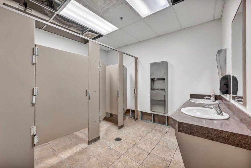More Photos Of 5900 Pennsylvania Ave, Maple Heights Distribution For Lease