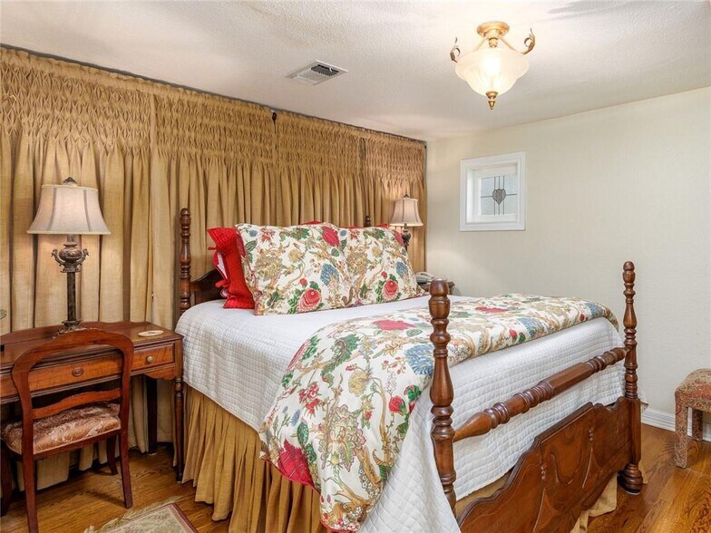 More Photos Of 915 E Cameron Ave, Rockdale Hotel For Sale