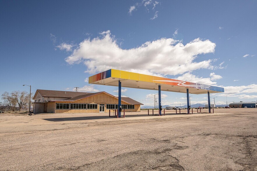 More Photos Of 225 N Highway 91, Summit Service For Lease