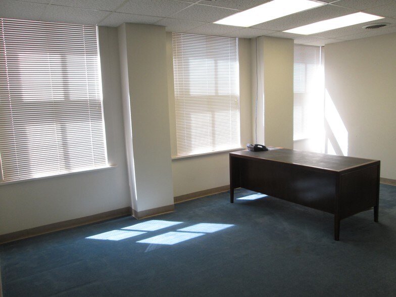 More Photos Of 10 E 3rd St, Tulsa Office For Sale