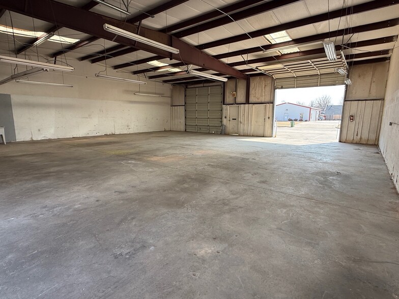 More Photos Of 1101-1109 Industrial Dr, Yukon Service For Lease