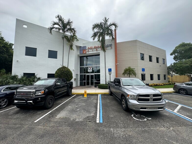 More Photos Of 1002 E Newport Center Dr, Deerfield Beach Flex For Lease