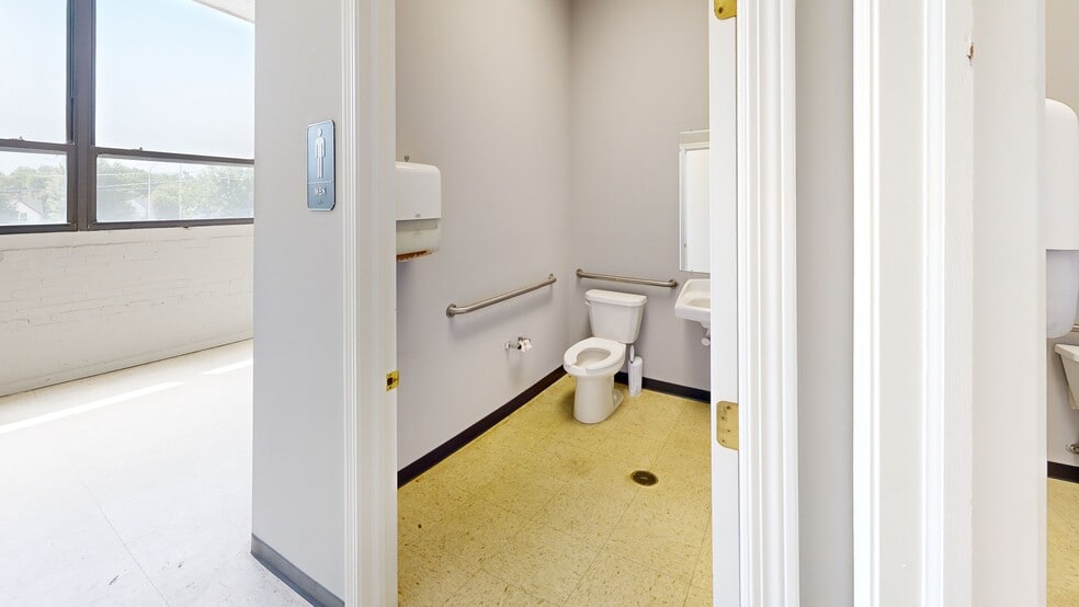 More Photos Of 920 Cedar Ave, St Charles Light Distribution For Lease