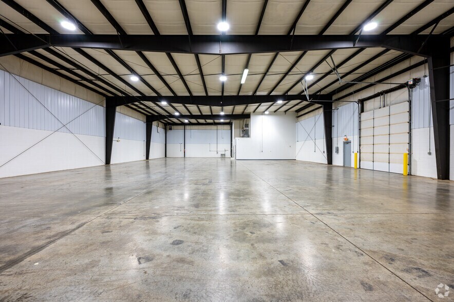 More Photos Of 4036 Perry Blvd, Whitestown Warehouse For Lease