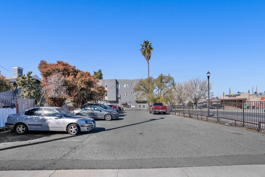 More Photos Of 25-45 W 10th St, Pittsburg Apartments For Sale