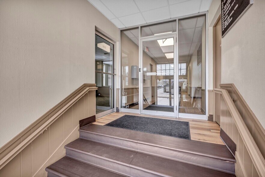 More Photos Of 15705 Detroit Ave, Lakewood Office For Lease