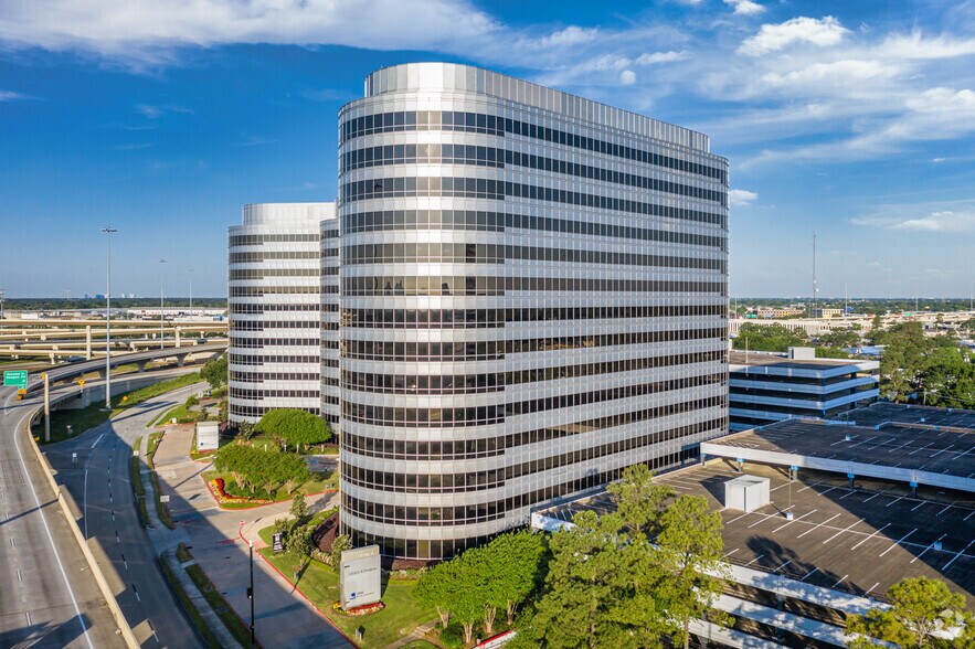 More Photos Of 2900 N Loop Fwy W, Houston Office For Lease