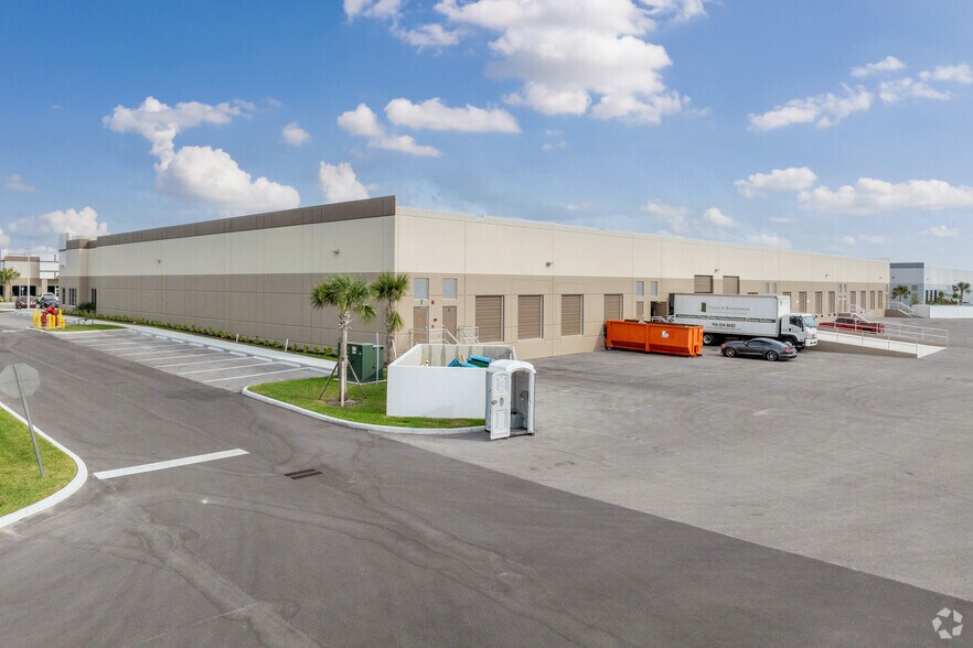 More Photos Of 9121 Centerlinks Commerce Dr, Fort Myers Warehouse For Lease