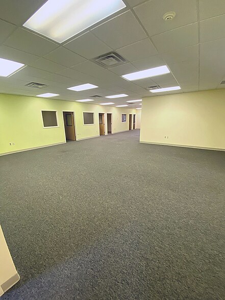 More Photos Of 109 Platinum Dr, Bridgeport Office For Lease