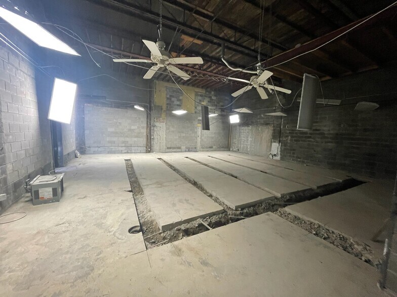 More Photos Of 456 E 14 Mile Rd, Madison Heights Freestanding For Lease