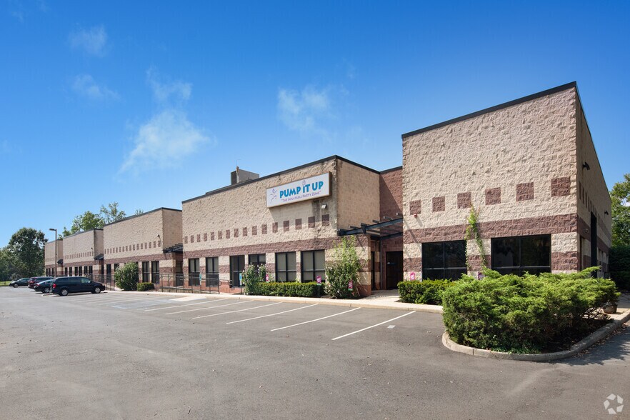 More Photos Of 8 Commerce Way, Hamilton Light Distribution For Lease