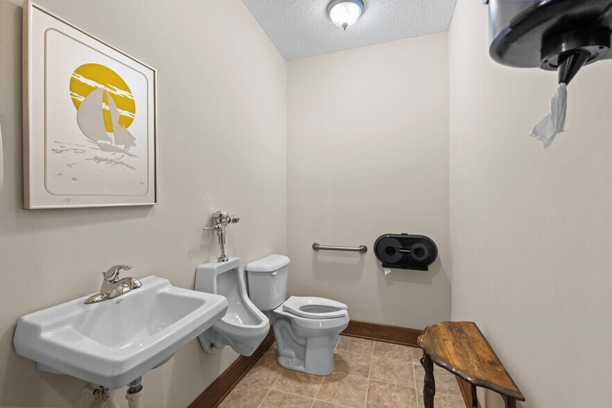 More Photos Of 738 E Main St, Belhaven Hotel For Sale