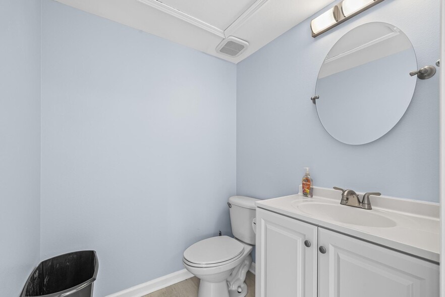 More Photos Of 913 Gulf Breeze Pky, Gulf Breeze General Retail For Sale