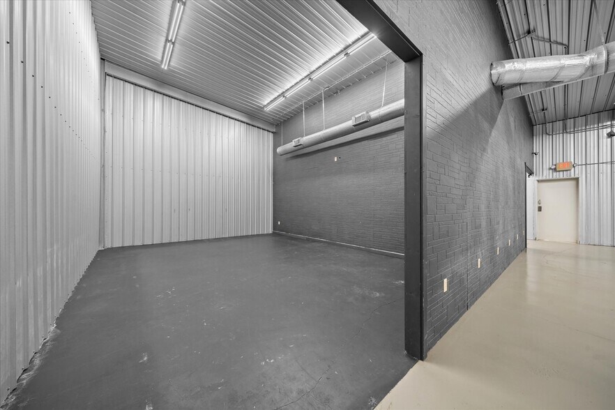 More Photos Of 1502 W 7th St, Laurel Showroom For Sale