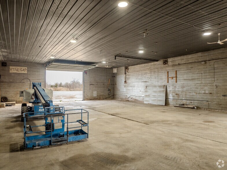 More Photos Of 140 Elizabeth St, Lambton Shores Distribution For Lease