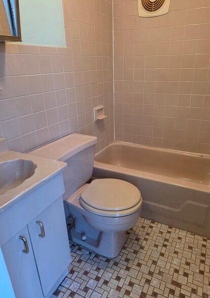 More Photos Of 3136 Summit Ave, Union City Storefront Retail Residential For Lease