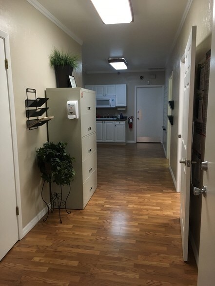 More Photos Of 12165 Metro Pky, Fort Myers Light Manufacturing For Lease
