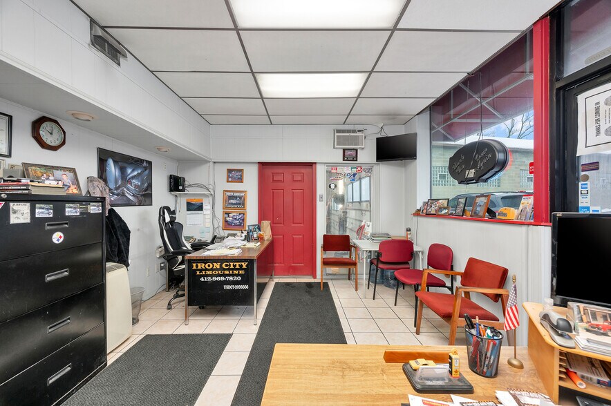 More Photos Of 186 Perry Hwy, Pittsburgh Auto Dealership For Sale