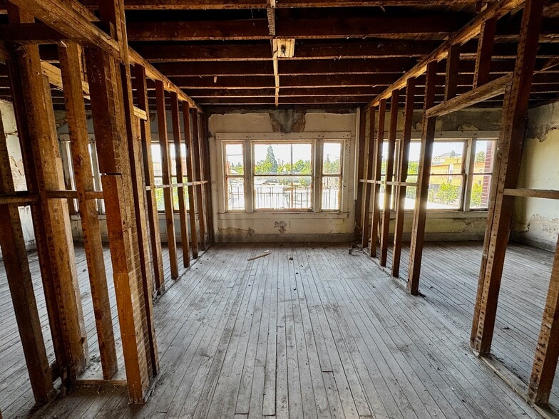 More Photos Of 1028 Main St, Klamath Falls Flex For Sale