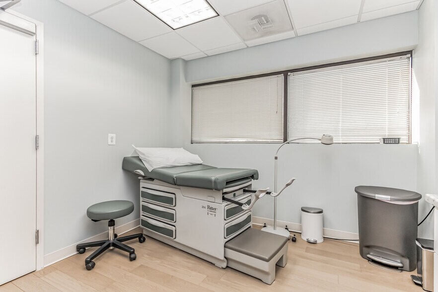 More Photos Of 131 Elden St, Herndon Medical For Sale