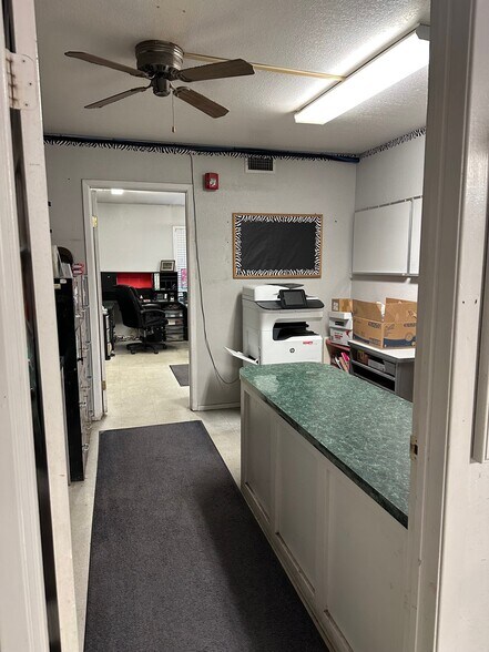 More Photos Of 1005 Austin St, Midland Storefront For Sale