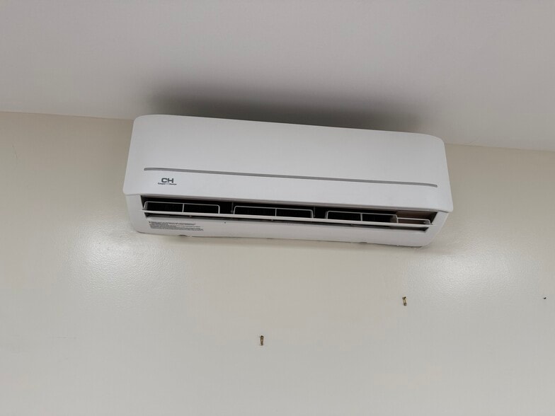 More Photos Of 11 Wheelock Ave, Inwood Warehouse For Lease