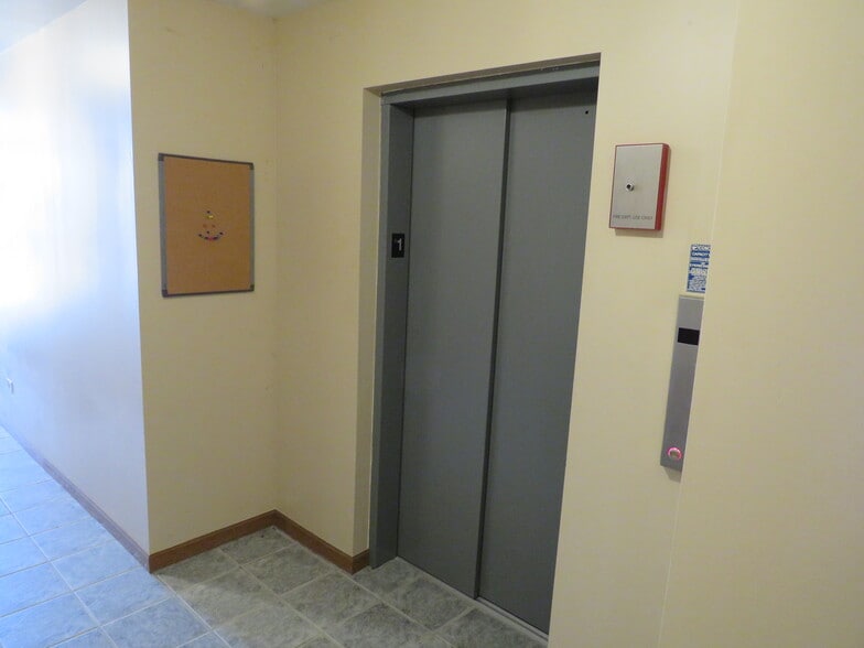 More Photos Of 2585 E Division St, Diamond Storefront Retail Office For Sale