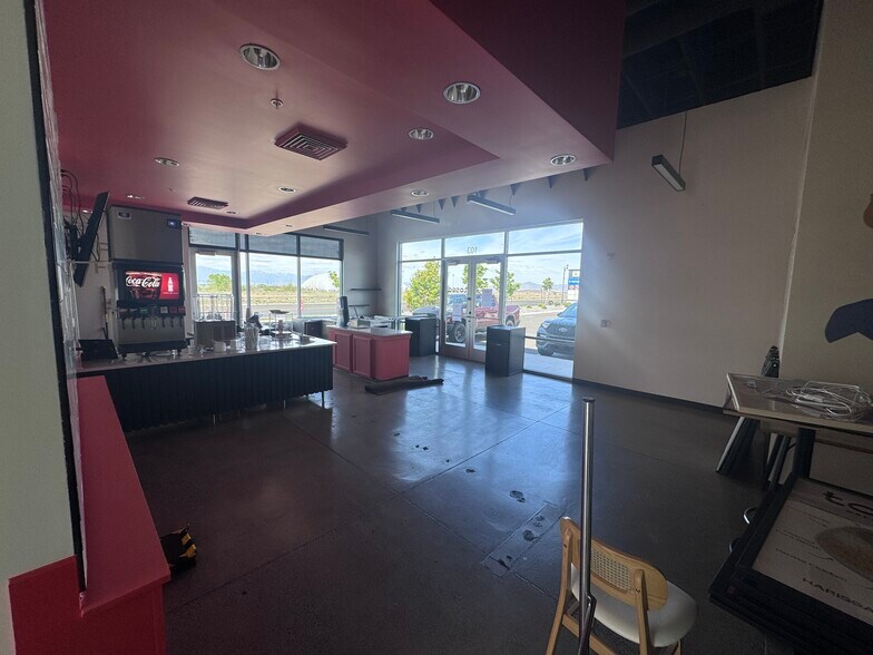 More Photos Of 665 450 N, Vineyard Storefront For Lease