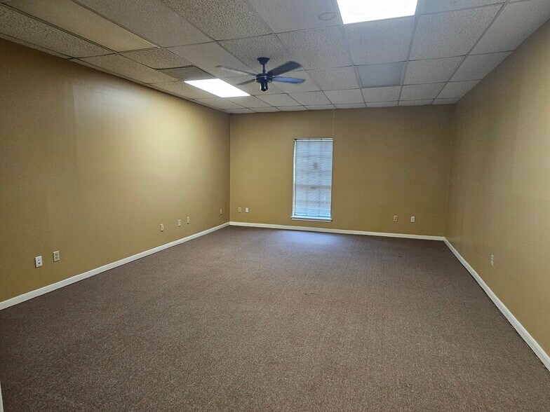 More Photos Of 14741 Pebble Bend Dr, Houston Loft Creative Space For Lease