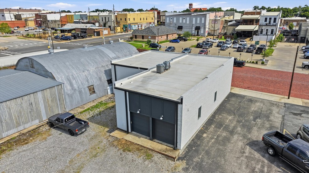 More Photos Of 118 W Chestnut St, Denison Office For Sale