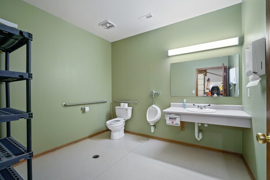 More Photos Of 1801 N 13th Ave E, Newton Flex For Lease