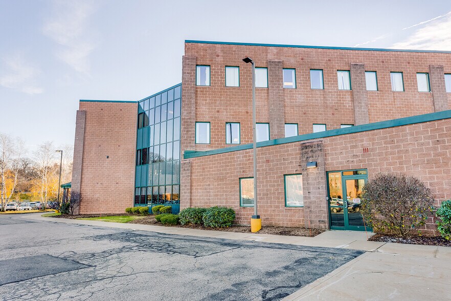 More Photos Of 3550 Main St, Springfield Medical For Lease