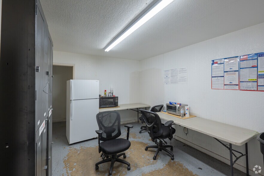 More Photos Of 2108 N Beach St, Haltom City Auto Repair For Sale