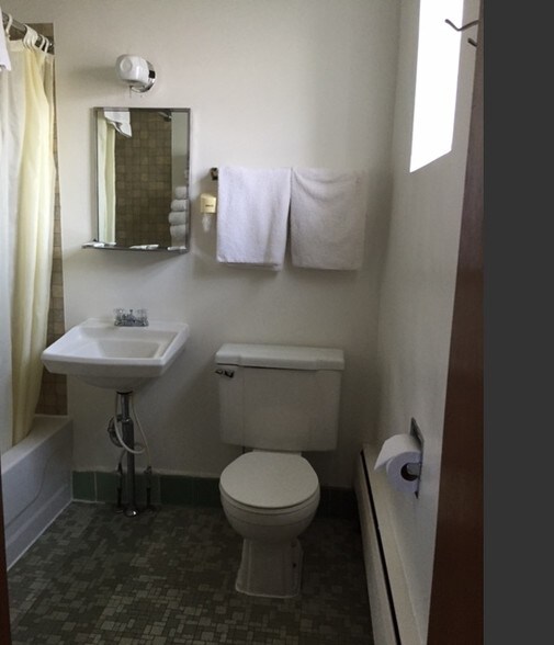 More Photos Of 100 Silver St, Hurley Hotel For Sale