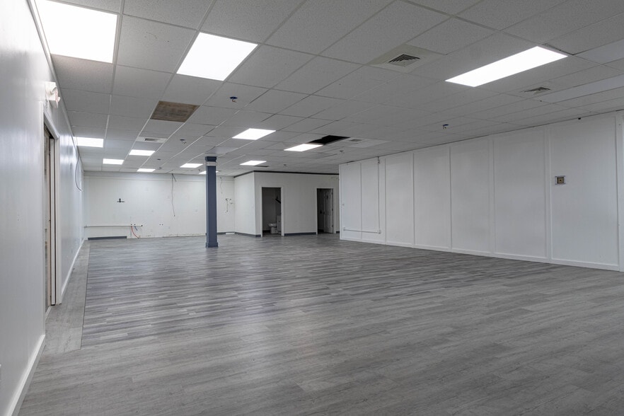 More Photos Of 4702-4740 Century Plaza Rd, Indianapolis Unknown For Lease