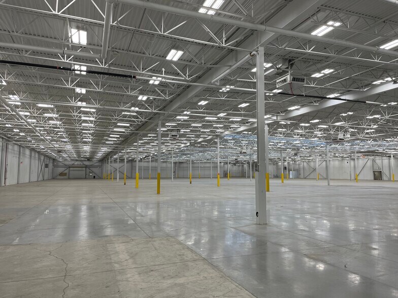 More Photos Of 100 Edgeley Blvd, Vaughan Industrial For Lease