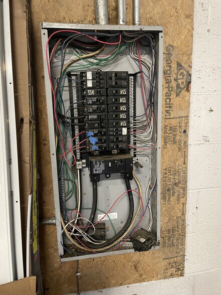 More Photos Of 500 N 5th St, Toronto Warehouse For Sale