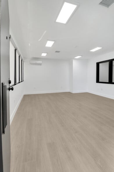 More Photos Of 14852 Ventura Blvd, Sherman Oaks Loft Creative Space For Lease